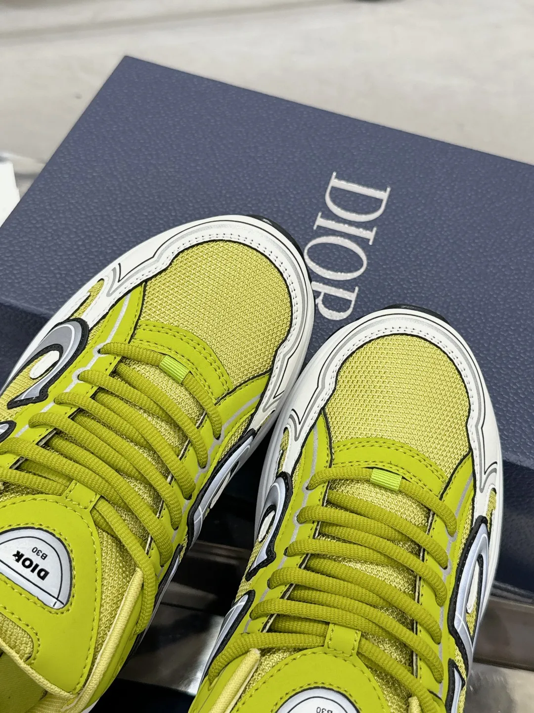 Men's men's shoes 💰600❤️❤️❤️High version Dior Dior's latest color matching B30 series reflective dad sneakers original 17380💰 purchased for development and production Brand new B30 sneakers Dad Shoes style shoes that follow the trend of the retro market The Dior logo on the tongue also indicates that this pair of shoes is the B30 model! B30 uses fine-textured leather and mesh cloth materials to form a shoe body. There are conspicuous letters CD on both sides of the shoe body to indicate identity. Many lines on the shoe body outline details to make the shoes look less monotonous and full of retro flavor. The delivery counter is exquisitely packaged🛍📦 ▪️Fabric: Original customized technical fabric + mesh ▪️Inner lining: Customized breathable lining ▪️Outsole: Original molded IP foam + TPU outsole ▪️Sole thickness: 3.5CM ▪️Size: Women’s size 35-40 / Men’s size 39-46